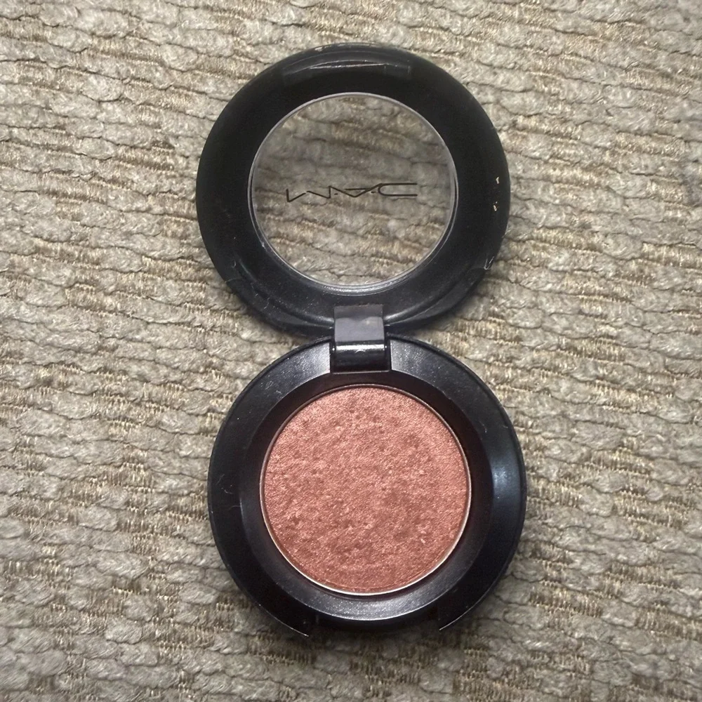 MAC Cosmetics CUT TO FIT Eyeshadow discontinued